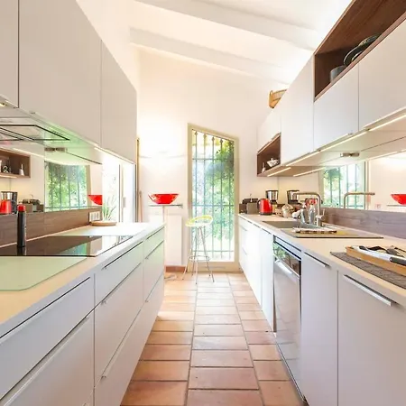Elegant Mediterranean Villa, Sea View & Garden *
