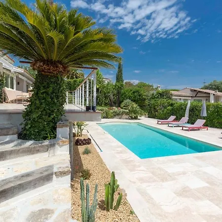 Villa Elegant Mediterranean Villa, Sea View & Garden